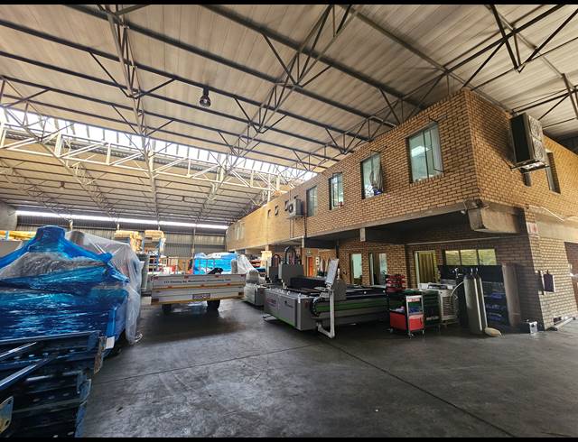 1,415M² WAREHOUSE TO LET IN MEADOWDALE